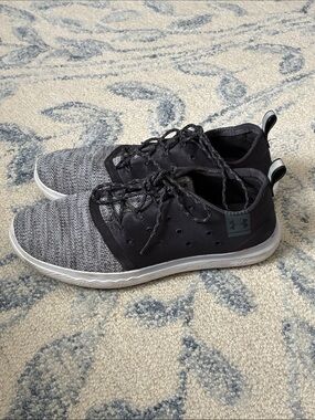 Under Armour Women’s Grey & Black Lightweight Knit Sneakers —- Size 8